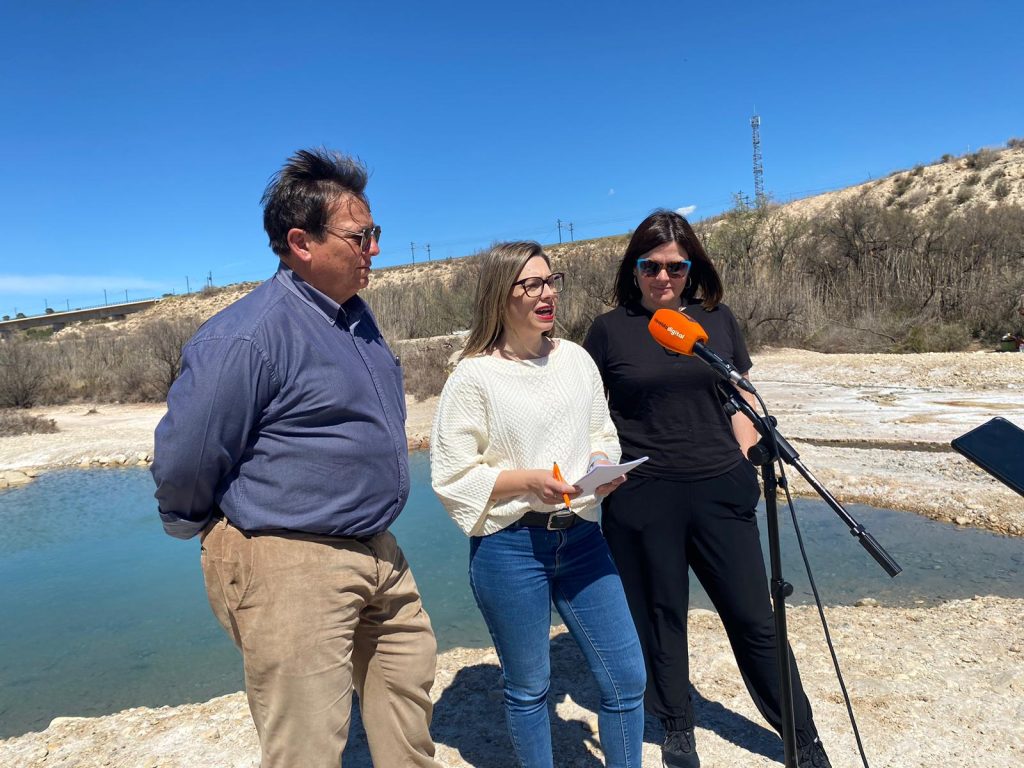 Paco Candela, Sílvia Anna i Imma Orozco als Clots de la Sal (Novelda), 25 de març de 2023. Visita de Compromís al Riu Vinalopó